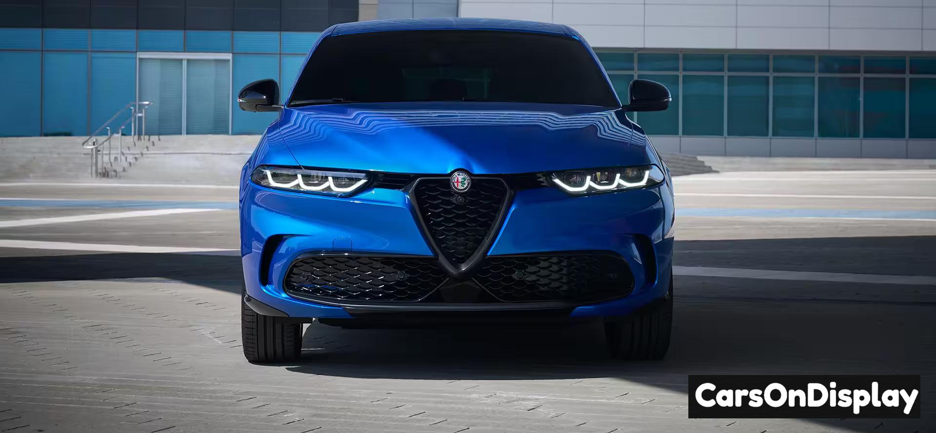 Alfa Romeo Tonale 2024 - Distinctive floating V Scudetto grille